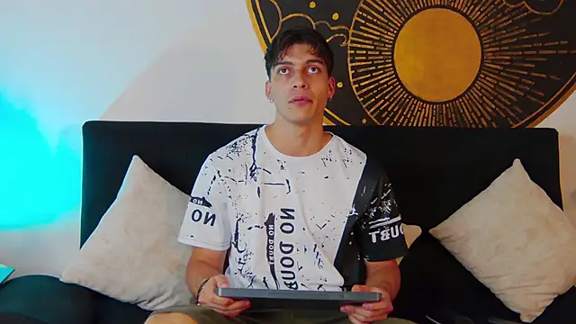 Snapshot of AlessioVitale chatting on February 24, 2026, 7:56 pm AlessioVitale online show from February 24, 2026, 7:56 pm