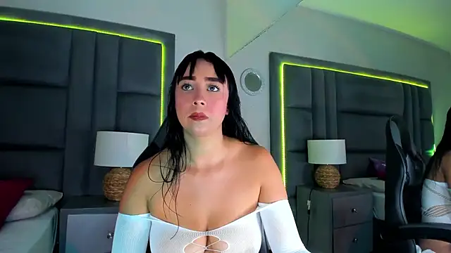 AdaraaMuller online show from November 18, 2025, 8:13 pm