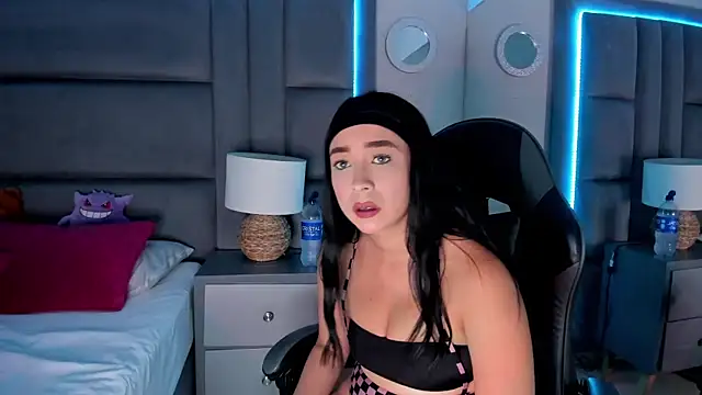 AdaraaMuller online show from November 19, 2025, 8:31 pm