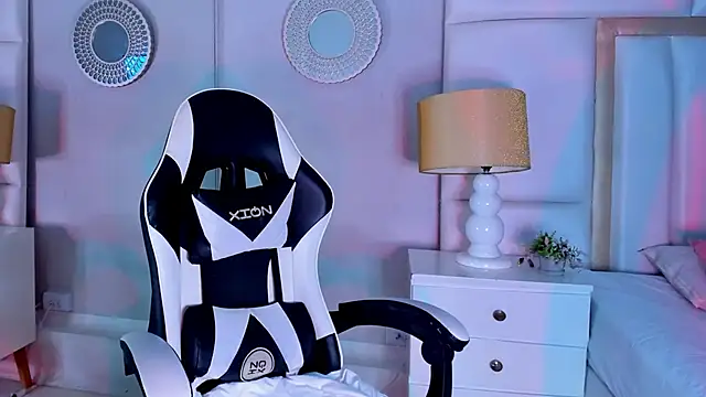 AdaraaMuller online show from November 27, 2025, 8:11 pm