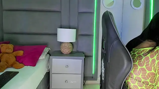 AdaraaMuller online show from December 4, 2025, 8:28 pm