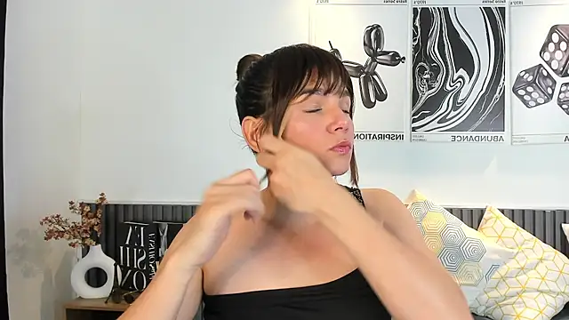 Cloe Bonne online show from November 17, 2025, 7:41 pm