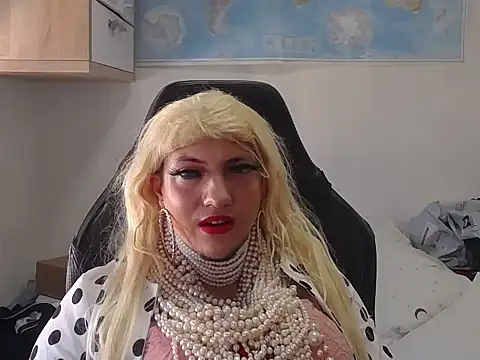 VanesaCrossic online show from April 19, 2026, 7:51 am