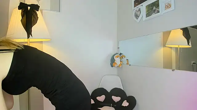 DianaBBurn online show from November 30, 2025, 7:01 am