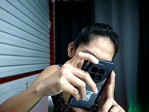 xwildflowerx online show from November 19, 2025, 2:17 pm