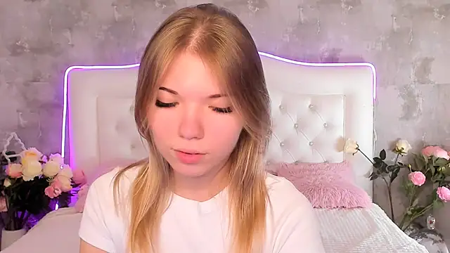 MichaelaFox online show from November 19, 2025, 1:22 pm