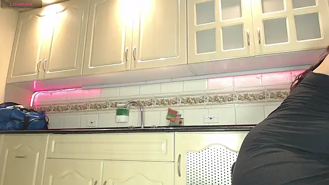 GiselJones online show from December 2, 2025, 7:53 pm