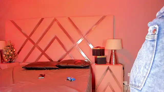 GiselJones online show from December 4, 2025, 7:44 pm