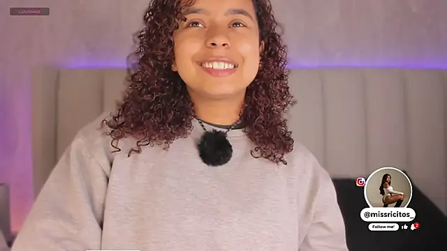 LaraCurls online show from November 21, 2025, 11:53 am