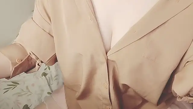 Sunny-Aurora online show from November 18, 2025, 3:23 am