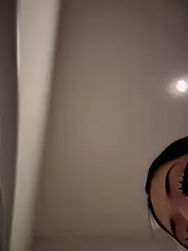 JIORYOvO online show from April 25, 2026, 5:43 am