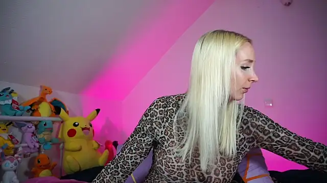 StellaCinderella online show from October 19, 2025, 1:23 pm