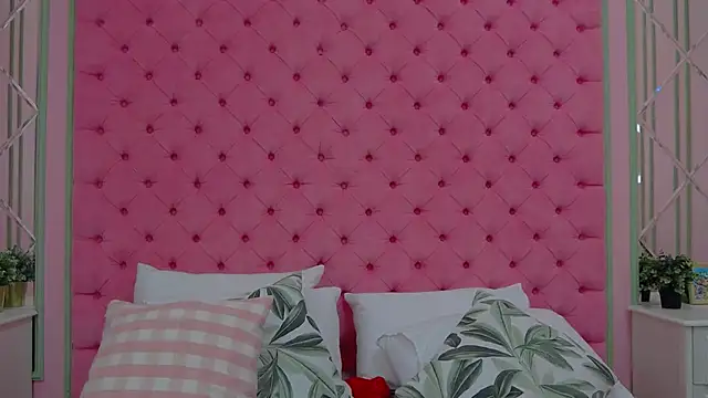 EmilyMosley online show from November 6, 2025, 4:24 am