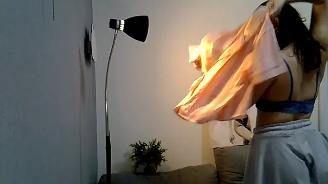 KiraHoney online show from November 27, 2025, 9:50 pm