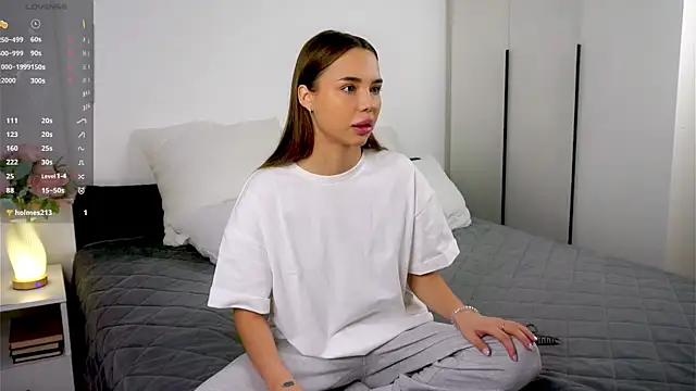 JunieTrippett online show from December 4, 2025, 7:06 am