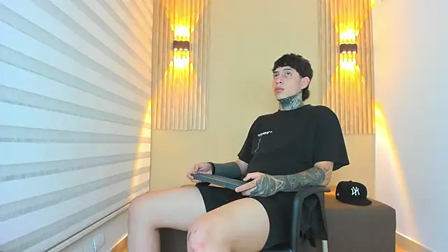 DANTE ARMSTRONG online show from November 11, 2025, 4:12 am