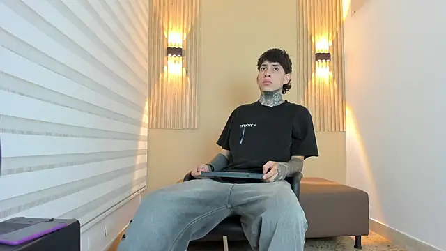 DANTE ARMSTRONG online show from November 17, 2025, 3:45 am