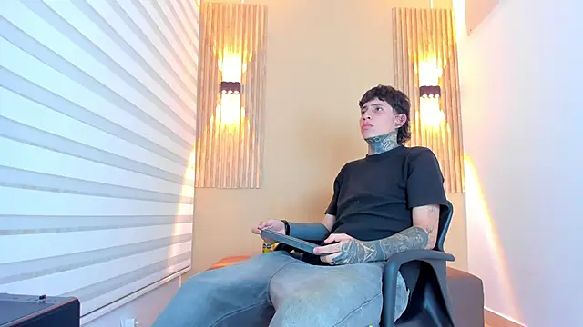 DANTE ARMSTRONG online show from December 3, 2025, 3:47 am