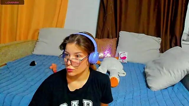 Eva purrr  online show from November 18, 2025, 1:11 am