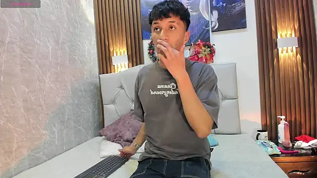 Elian Julian online show from December 2, 2025, 11:45 pm