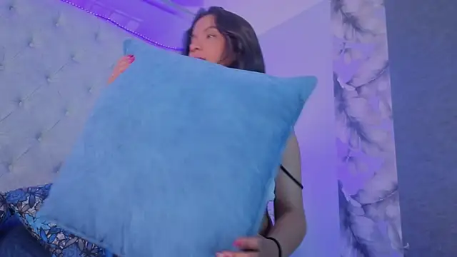 emy lux online show from November 22, 2025, 2:16 pm