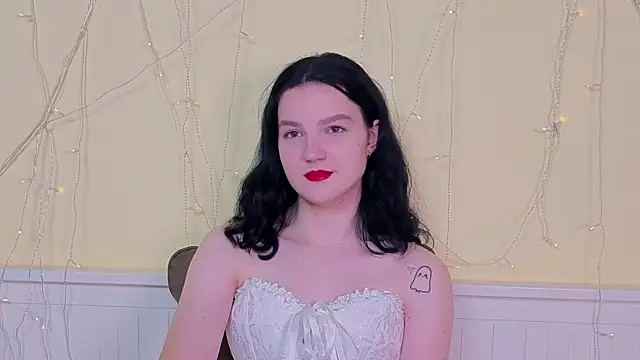 LatinaHuguenin online show from November 16, 2025, 7:25 am