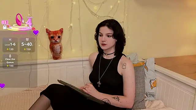 LatinaHuguenin online show from November 28, 2025, 7:11 am