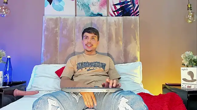 NicolasRey1 online show from November 18, 2025, 3:45 am