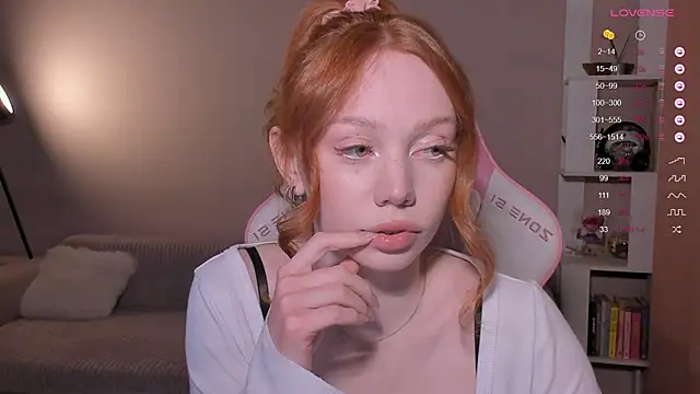 Snapshot of Elisahsthetics chatting on February 13, 2026, 12:28 am Elisahsthetics online show from February 13, 2026, 12:28 am