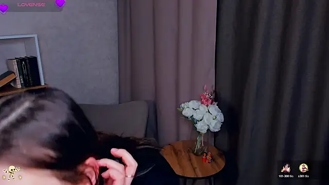 JosieNadile online show from November 11, 2025, 12:38 pm