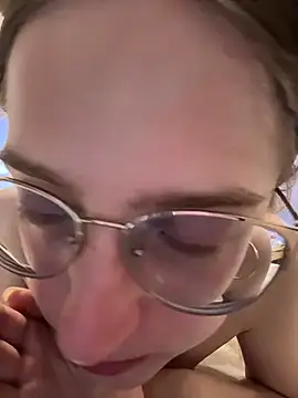 EveLunny online show from April 8, 2026, 3:39 am