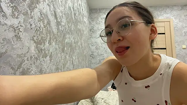 SofiYong online show from November 7, 2025, 4:07 pm