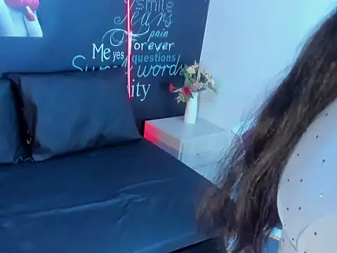 Yineth Hot online show from December 4, 2025, 11:35 pm