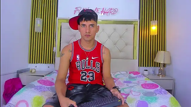 KEVIN MCKINLEY online show from November 14, 2025, 1:37 am