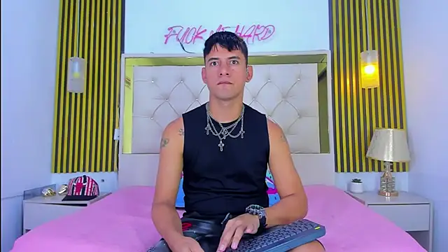 KEVIN MCKINLEY online show from November 25, 2025, 12:10 am