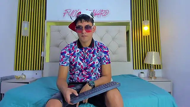 KEVIN MCKINLEY online show from December 3, 2025, 12:18 am