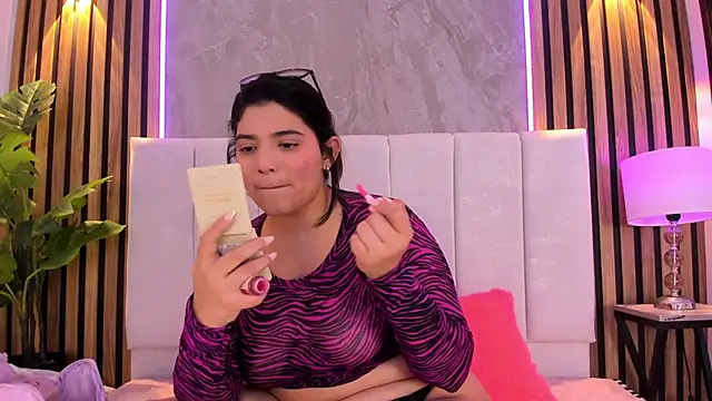 Snapshot of Carlotta_de_velour chatting on April 28, 2026, 12:09 am Carlotta de velour online show from April 28, 2026, 12:09 am