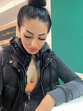 Victoria Bonie online show from November 23, 2025, 4:34 am