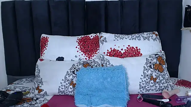 Snapshot of Miss-Berries chatting on June 5, 2026, 9:53 pm Miss-Berries online show from June 5, 2026, 9:53 pm