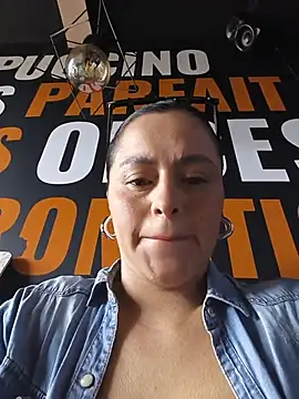 Snapshot of ALEJA__22 chatting on July 12, 2026, 6:43 pm ALEJA 22 online show from July 12, 2026, 6:43 pm