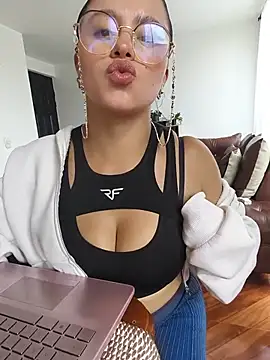 Snapshot of ALEJA__22 chatting on July 28, 2026, 5:01 pm ALEJA 22 online show from July 28, 2026, 5:01 pm