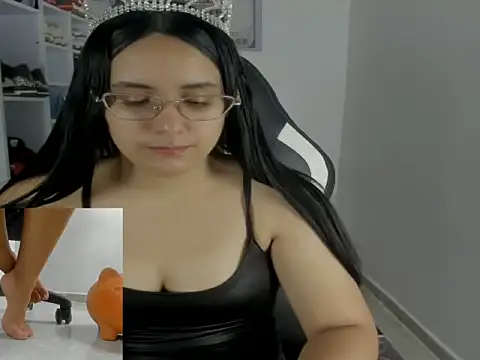 Snapshot of queen_findom1 chatting on December 5, 2025, 5:38 am queen findom1 online show from December 5, 2025, 5:38 am