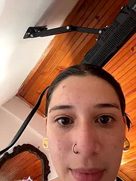 EvaLuxxe online show from November 26, 2025, 5:14 pm