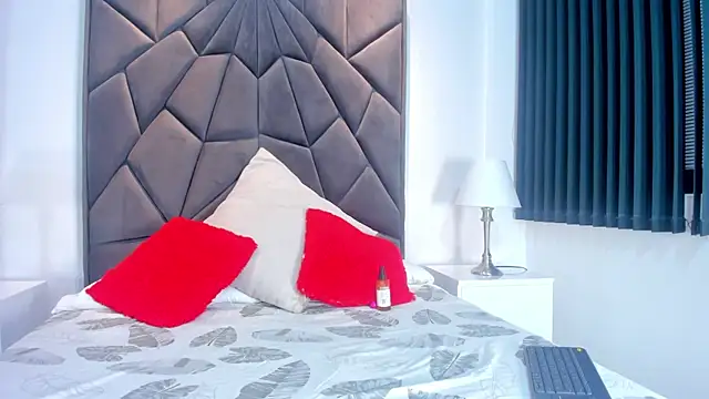 Bella Rousee  online show from November 11, 2025, 4:01 am