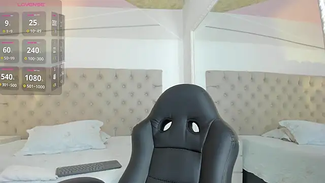 Snapshot of ZarinaWynne chatting on December 1, 2025, 8:47 pm ZarinaWynne online show from December 1, 2025, 8:47 pm