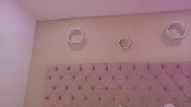 Snapshot of ZarinaWynne chatting on July 17, 2026, 1:51 pm ZarinaWynne online show from July 17, 2026, 1:51 pm