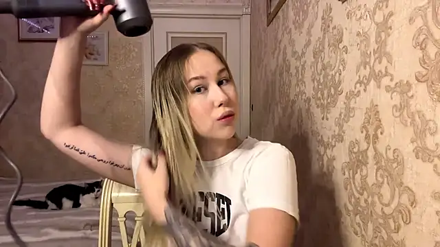 Rose Lachrymose online show from November 21, 2025, 2:27 pm