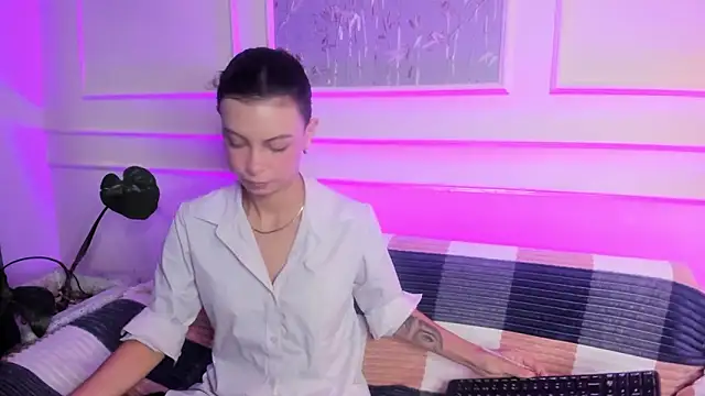 AliceMadnes online show from April 21, 2026, 2:45 pm