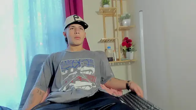 latiin boy21 online show from November 9, 2025, 5:11 pm