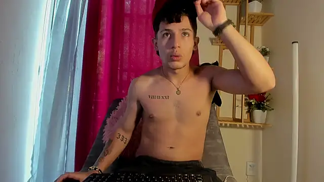 latiin boy21 online show from November 13, 2025, 6:07 pm